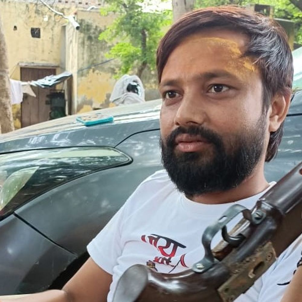 मथुरा में गत्ता फैक्ट्री मालिक की संदिग्ध मौत:गोदाम में फंदे पर लटका मिला शव, पुलिस जांच जारी