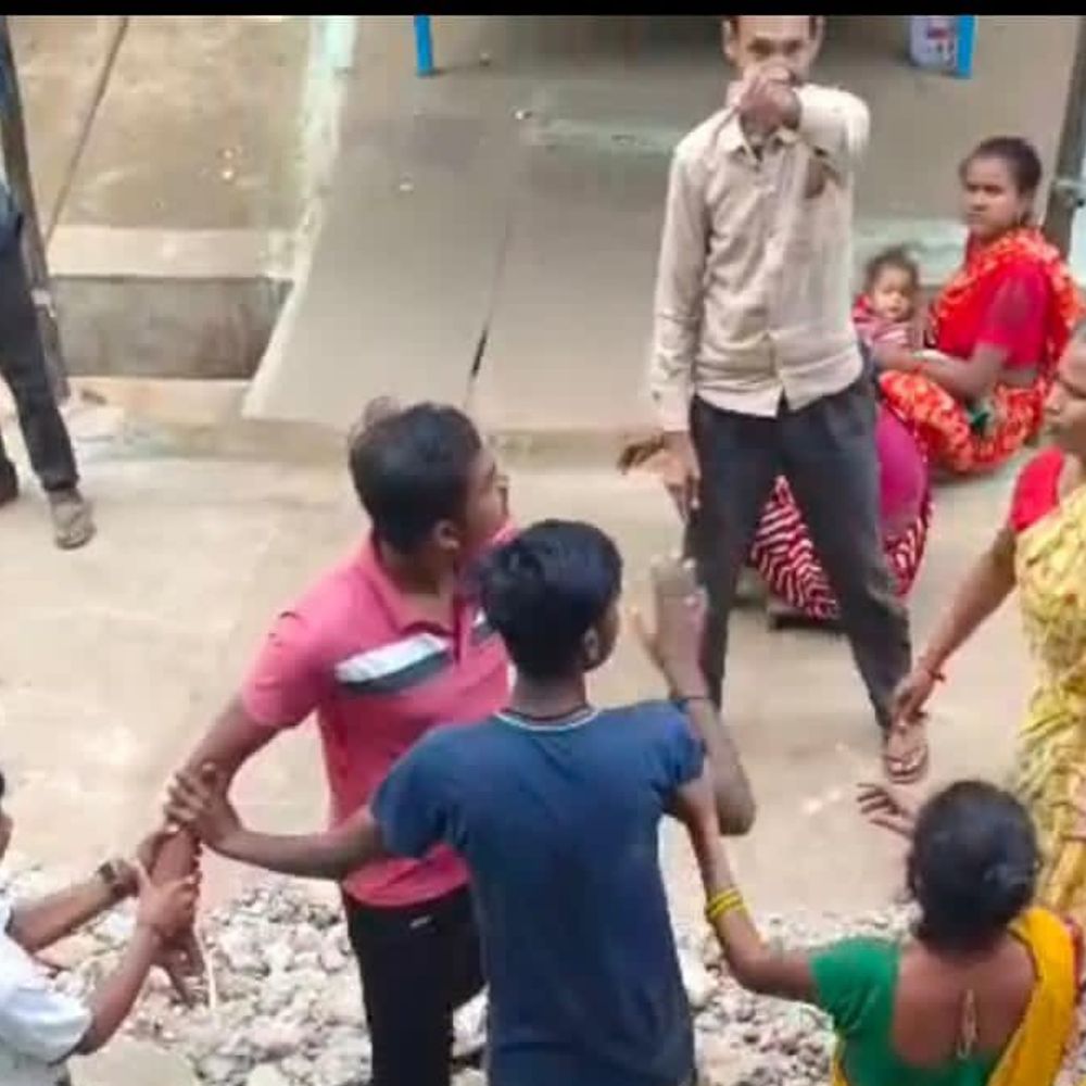 उधार न देने पर महिला दुकानदार से मारपीट, Video:ललितपुर में वीडियो आया सामने, पुलिस ने शुरू की जांच