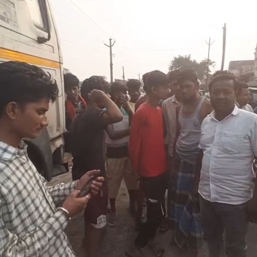 नशे में धुत कार ने बाइक को टक्कर मारी:  दो युवक घायल, पुलिस ने कार सवारों को किया गिरफ्तार – Dhanbad News