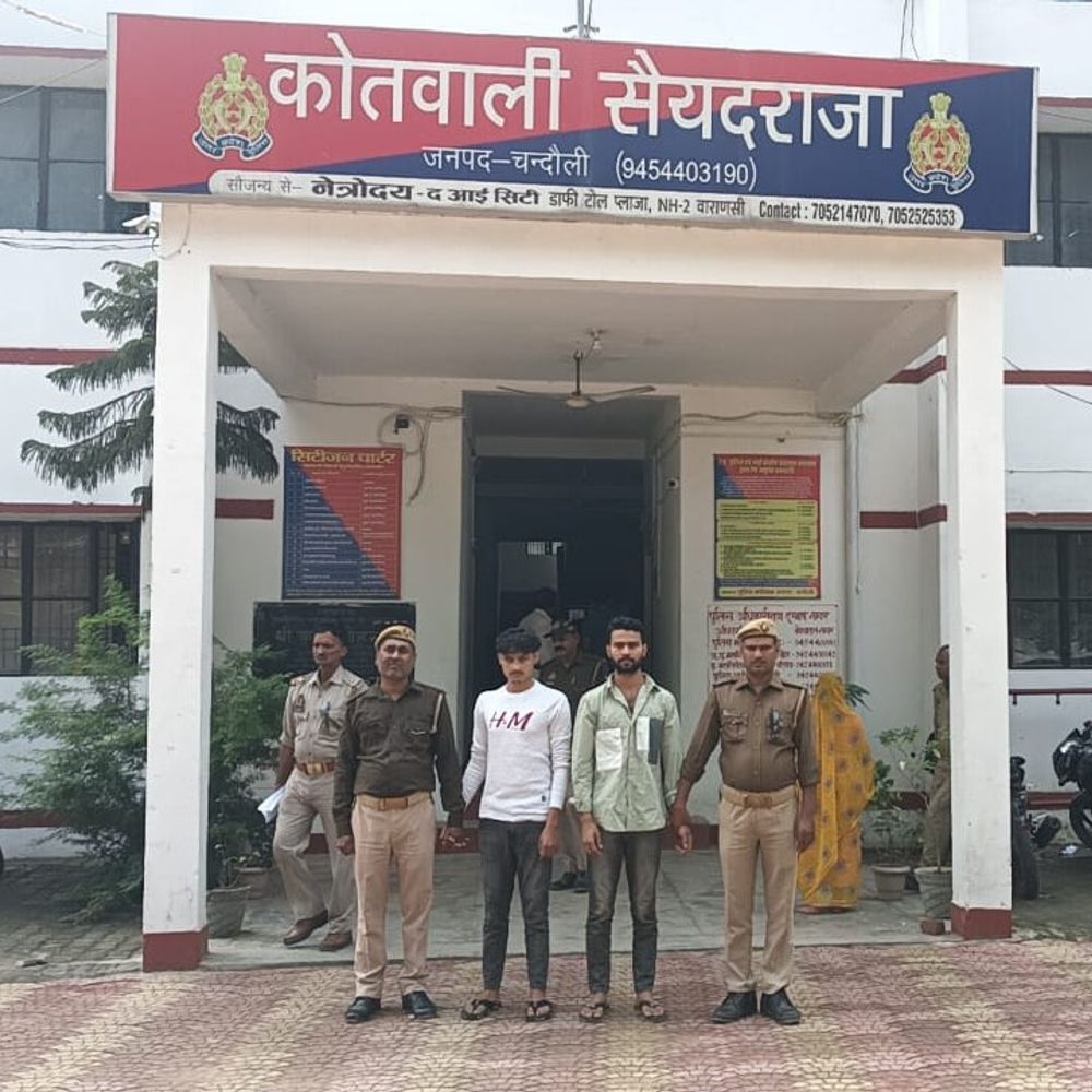 चंदौली में प्रतापगढ़ के दो चोर गिरफ्तार, अवैध असलहा बरामद:नेशनल हाईवे पर ट्रेलर चोरी का प्रयास करते रंगे हाथ पकड़े गए