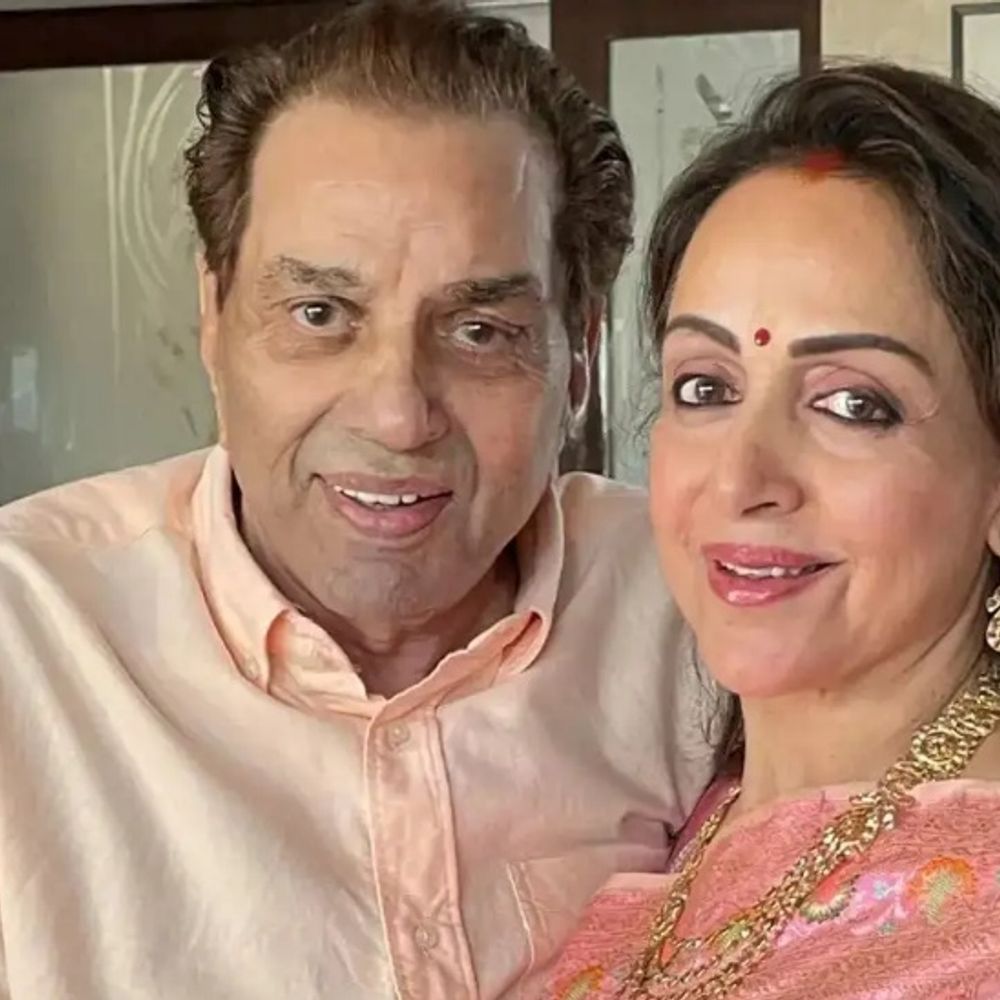 हेमा मालिनी ने धर्मेंद्र की हेल्थ पर दिया अपडेट:हाथ जोड़कर भगवान का शुक्रिया अदा किया; सांस लेने में हुई थी तकलीफ, ICU में थे भर्ती