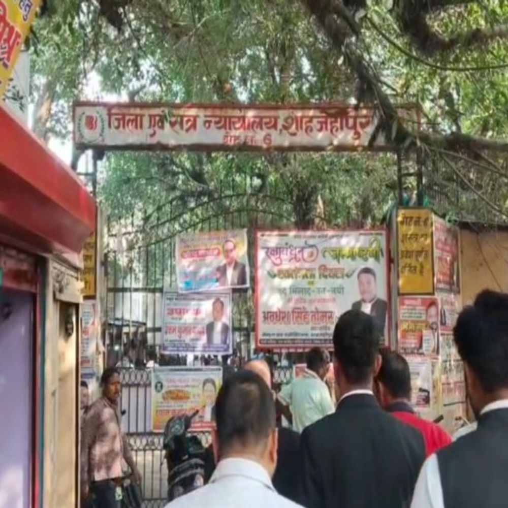 शाहजहांपुर में कचहरी में महिला अधिवक्ता पर हमला:सीट विवाद में फावड़े से वार, हाथ में चोट लगी