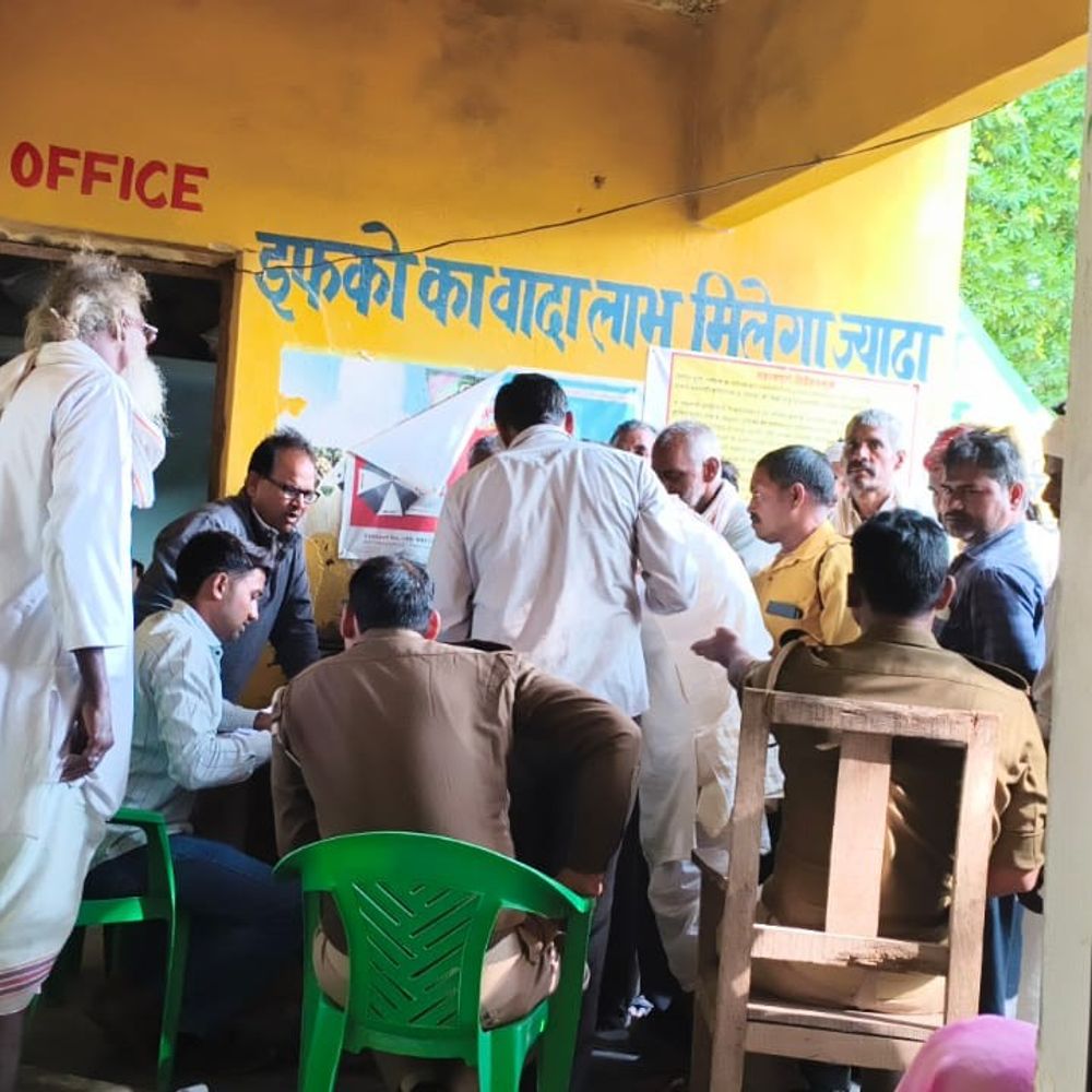 खाद के लिए पांच घंटे लाइन में खड़े रहे किसान:औरैया में 5 की जगह दो बोरी ही मिली, भीड़ देख पुलिस बुलानी पड़ी