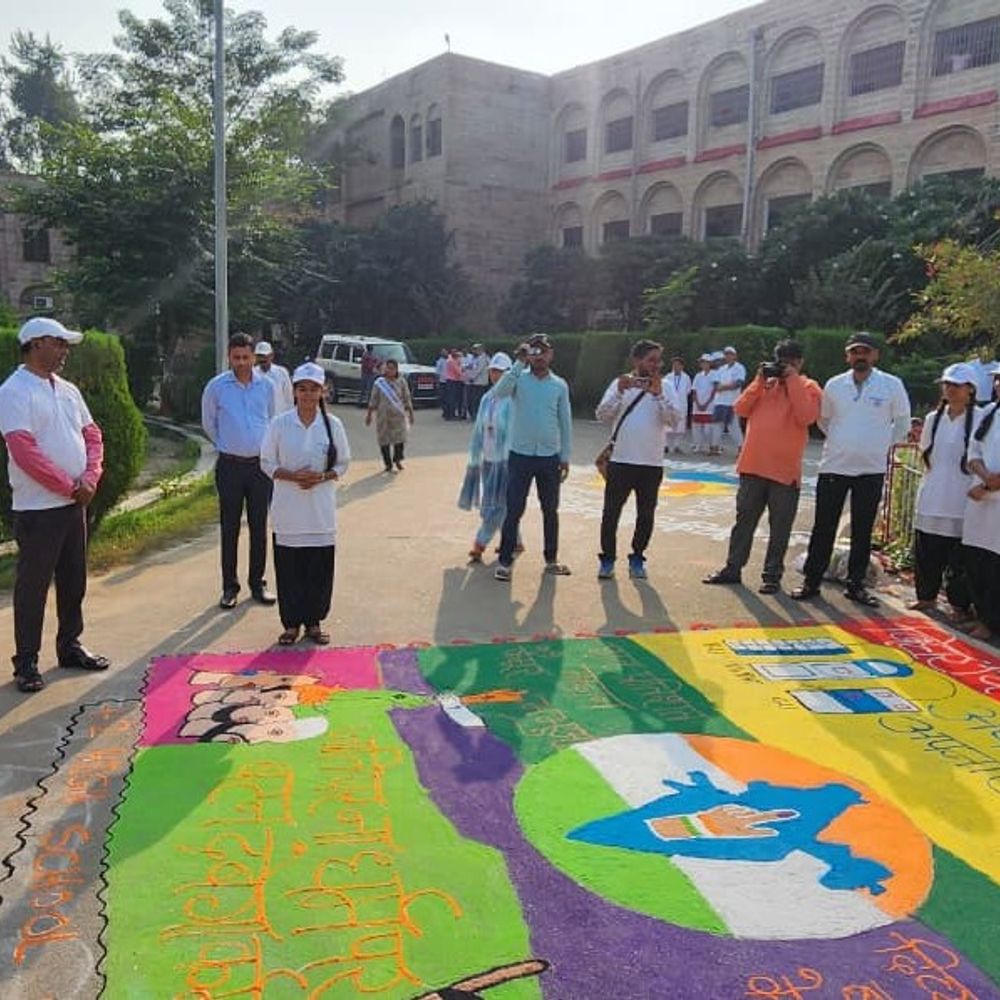 कैमूर में विद्यार्थियों ने रंगोली से दिया मतदान का संदेश:ईवीएम, स्याही लगी उंगली-राष्ट्रीय प्रतीकों को उकेरा, युवाओं को कार्यक्रम से जोड़ने कारगर