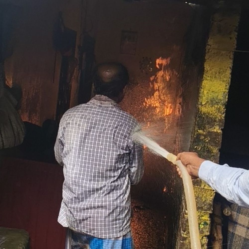 पीरपैंती बाजार में सिलेंडर ने पकड़ी आग:गैस खत्म होने तक लपटें उठती रहीं, घरेलू सामान जलकर राख; बड़ा हादसा टला