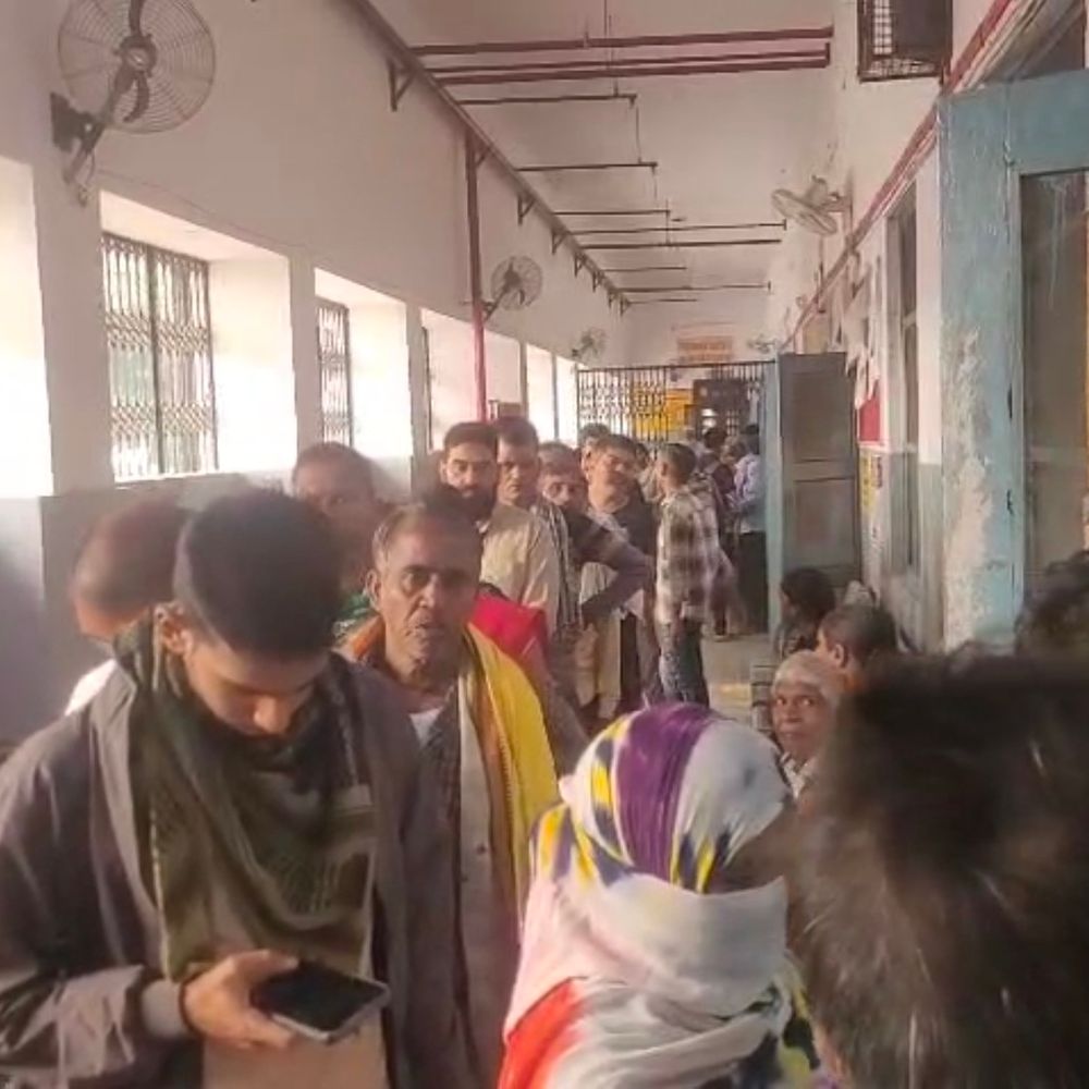 बाराबंकी में अस्पताल में मरीजों की भीड़ बढ़ी:ओपीडी और इमरजेंसी में मौसमी बीमारियों के मामले तेजी से बढ़े