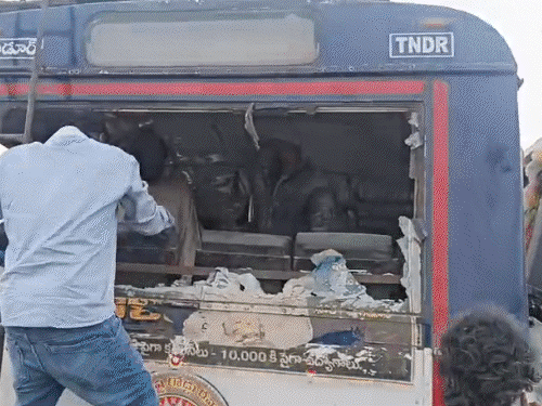 तेलंगाना के रंगारेड्डी में बस-डंपर की टक्कर, 20 की मौत:डंपर पर लदी गिट्टी यात्रियों पर गिरी; मृतकों में ज्यादातर कॉलेज के छात्र