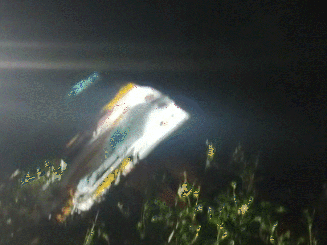 खाई में गिरी बस और कार, 3 मौतें…30 को बचाया:इंदौर के भेरूघाट में हादसा; बस के कांच तोड़कर यात्रियों को निकाला, शराब के नशे में था ड्राइवर