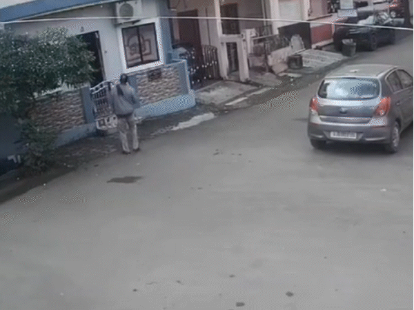 आत्मदाह का लाइव वीडियो:उज्जैन में पारिवारिक विवाद में फर्नीचर बनाने वाले ने लगाई आग; इलाज के दौरान मौत