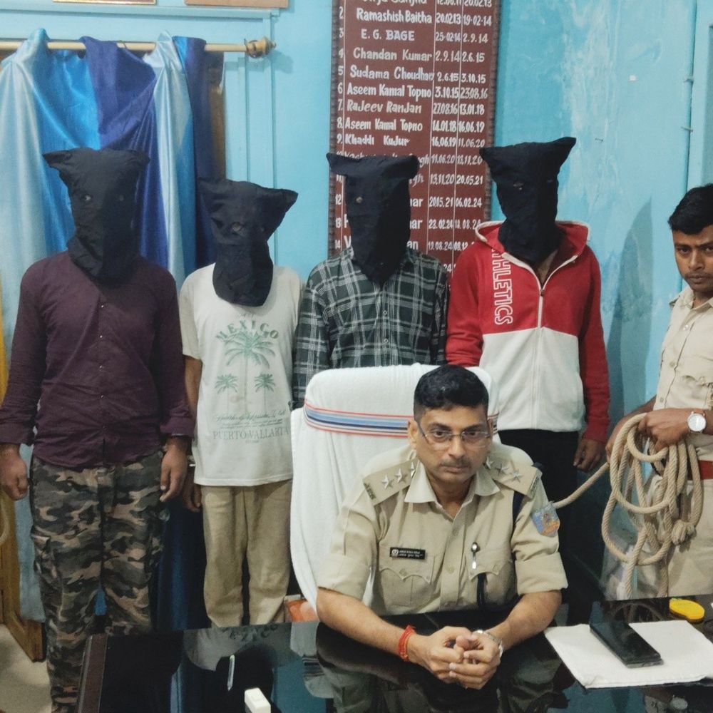 देवघर में कारू राउत हत्याकांड, आठ गिरफ्तार:  आरोपियों में चार नाबालिग भी शामिल; कट्टा, दो जिंदा कारतूस और बाइक बरामद – Deoghar News