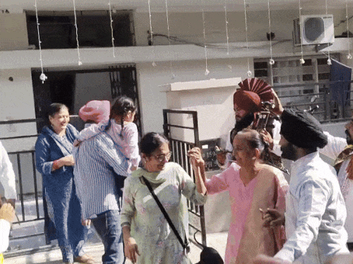 अमनजोत की मां बोलीं- बेटी के लिए राजमा चावल बनाऊंगी:मोहाली में लड़कों के साथ खेलती थीं, लोगों के शीशे तोड़ने पर दादी बचाती थीं