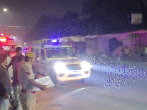 राजस्थान में ट्रेलर में घुसा टेम्पो ट्रेवलर, 15 की मौत:मृतकों में 10 महिलाएं-4 बच्चे शामिल, अपनों की लाशें देख बेहोश हुए परिवार वाले