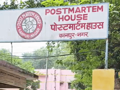 कानपुर-झांसी रेलवे ट्रैक पर ट्रेन की चपेट में आया युवक:ट्रैक किनारे टहलते हुए मोबाइल पर कर रहा था बात