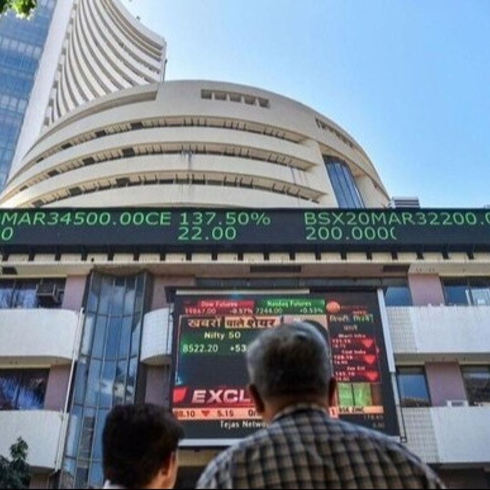 सेंसेक्स में 100 अंक की गिरावट:83,800 पर कारोबार कर रहा, निफ्टी में फ्लैट ट्रेडिंग; IT और FMCG शेयर्स में बिकवाली