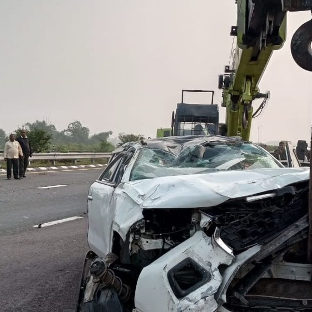पूर्वांचल एक्सप्रेसवे पर अनियंत्रित कार डिवाइडर से टकराई:बिहार से छठ पूजा के समापन के बाद दिल्ली लौटते समय हुआ हादसा
