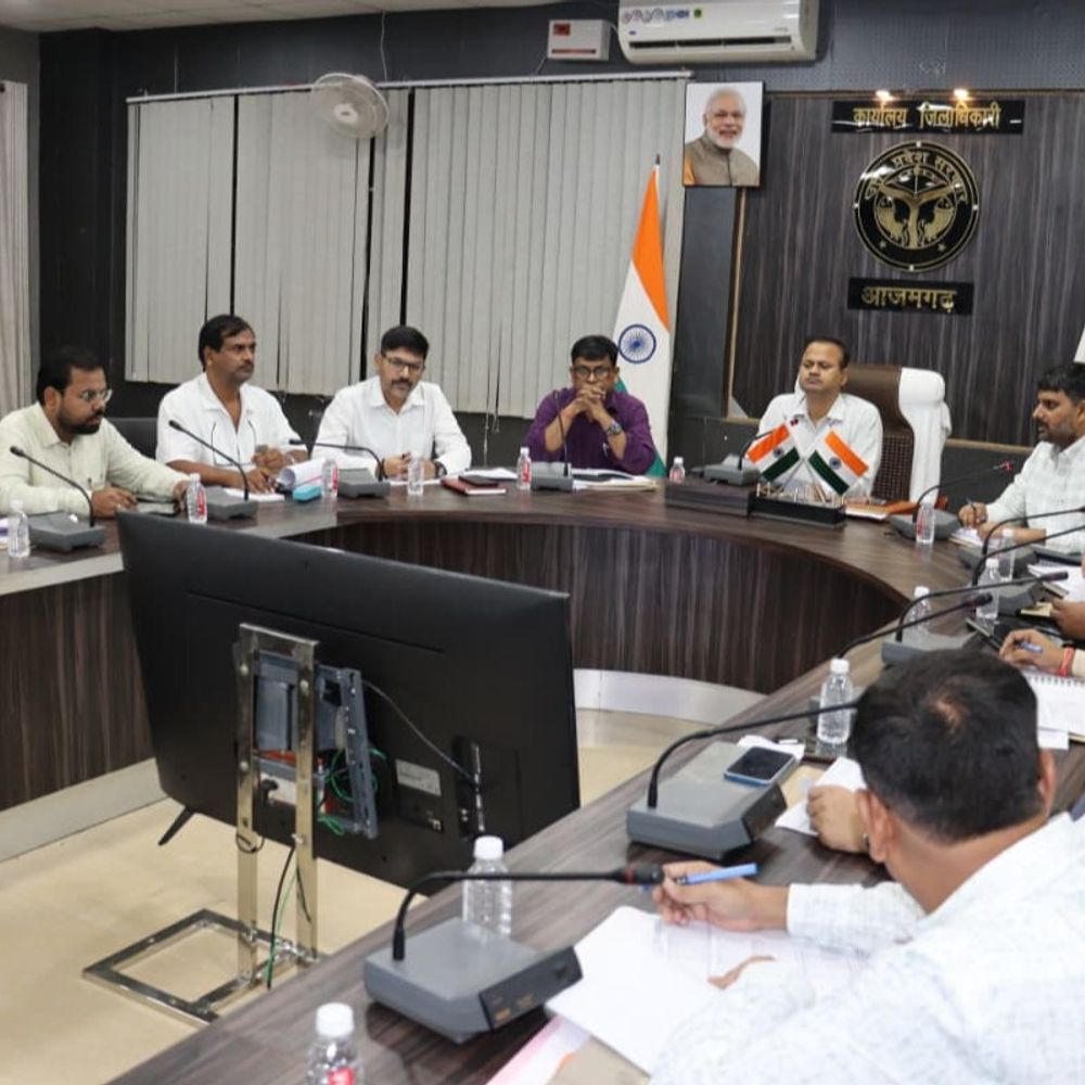 पंचायत चुनाव की तैयारियों में जुटा आजमगढ़ जिला प्रशासन:वोटर लिस्ट में नाम जोड़ने और हटाने की प्रक्रिया पारदर्शी रखने के निर्देश, 4 नवंबर से घर-घर जाएंगे BLO