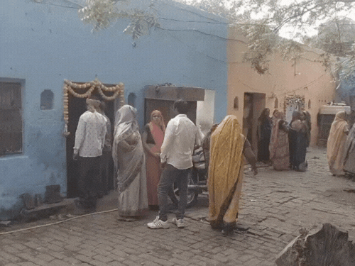 दोपहर में भी बड़े भाई ने पीटा था भाई को:आगरा में मृतक के परिजन मांग रहे इंसाफ, पोस्टमार्टम रिपोर्ट में हार्ट अटैक वजह