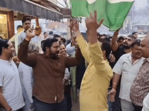 रोहतक स्वर्णकार संघ ने शेफाली के पिता को किया सम्मानित:दुकानदारों ने किया जमकर डांस; कहा-बेटी ने इंडिया को वर्ल्ड कप जिताया