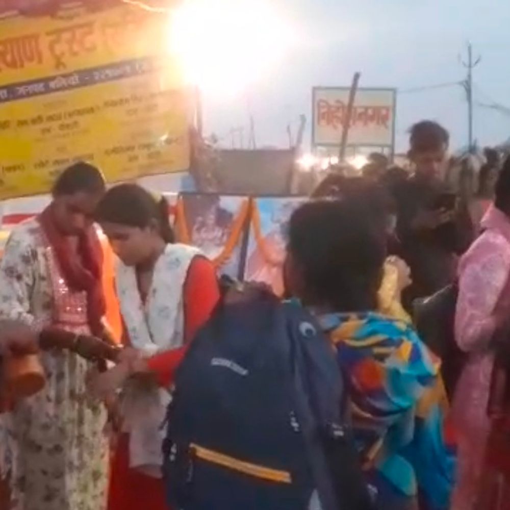 बलिया में कार्तिक पूर्णिमा स्नान के लिए श्रद्धालुओं का सैलाब:रेलवे स्टेशन और बस स्टैंड पर जमावड़ा, रूट डायवर्जन से श्रद्धालुओं को पैदल चलना पड़ा