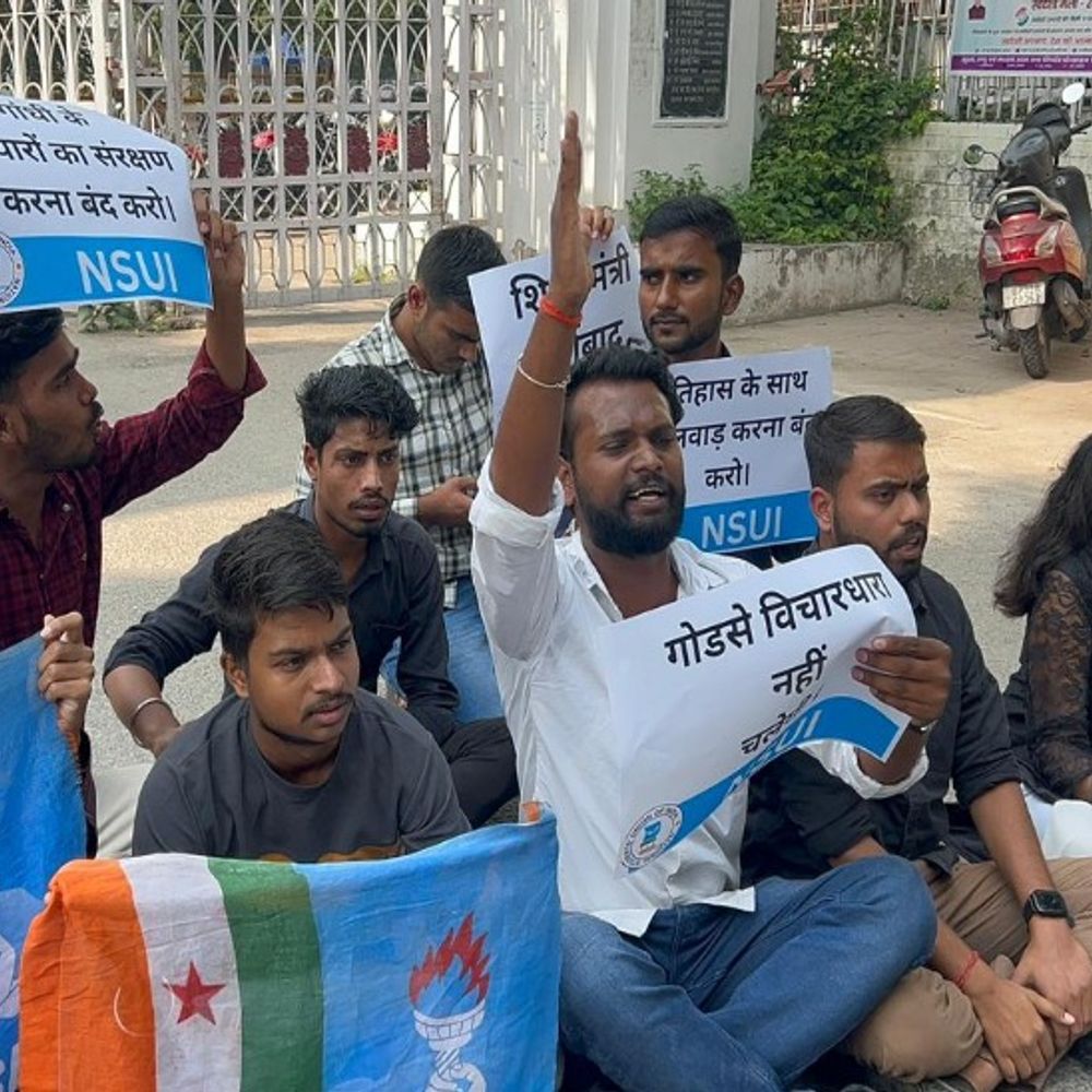 लखनऊ में लगातार दूसरे दिन NSUI का प्रदर्शन:NCERT पाठ्यक्रम में बदलाव को लेकर दिया धरना, LU कैंपस के बाहर जमकर हुई नारेबाजी