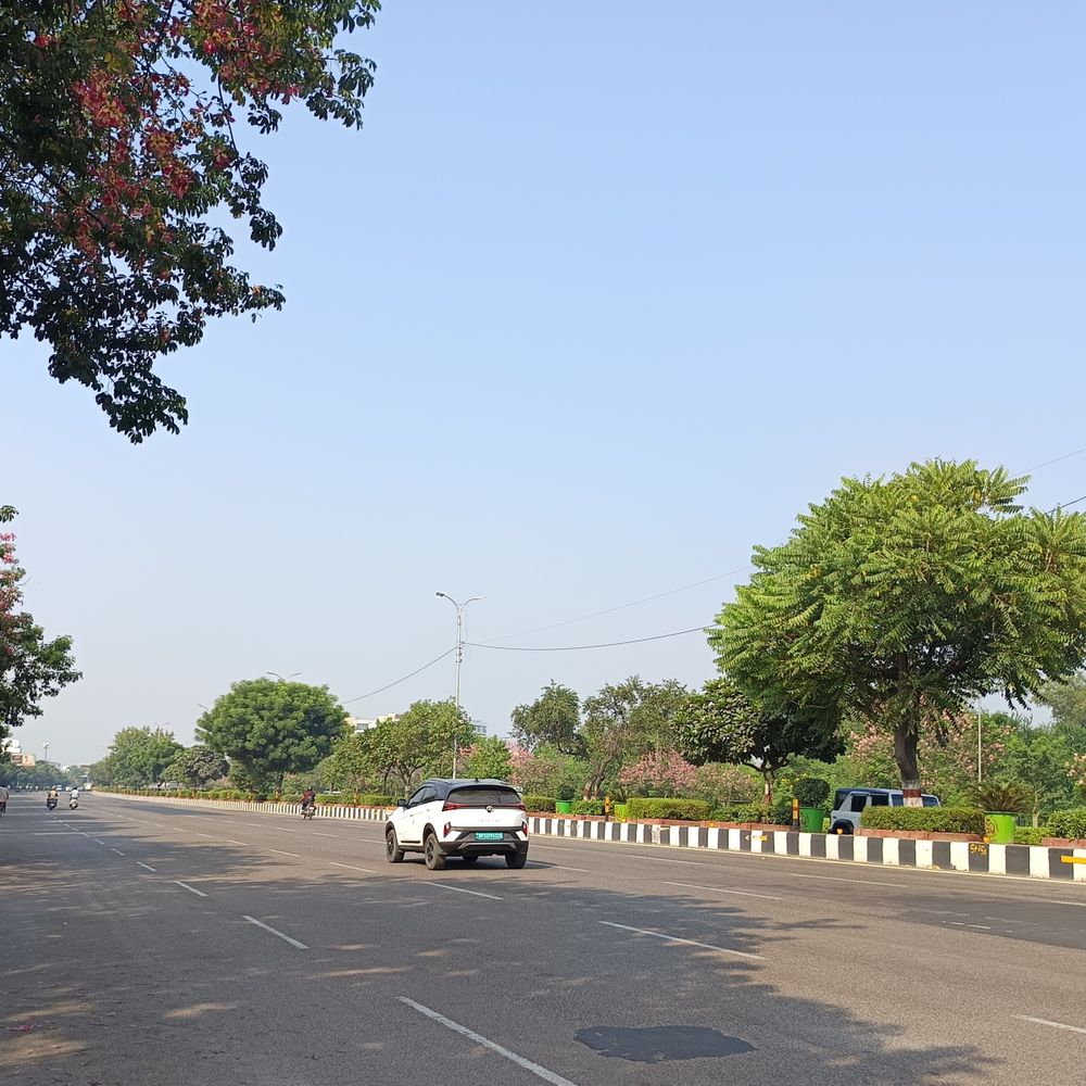 लखनऊ में तालकटोरा की एयर क्वालिटी खराब:रात होने लगी सर्द, सुबह से निकली तेज धूप, सामान्य से गर्म रहेगा नवंबर