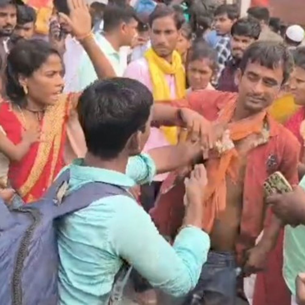 भागलपुर रेलवे स्टेशन पर चोरी करता पकड़ाया आरोपी:भीड़ ने जमकर की पिटाई, रेल पुलिस को सौंपा; मासूम के हाथ से निकाल रहा था चांदी का कंगन