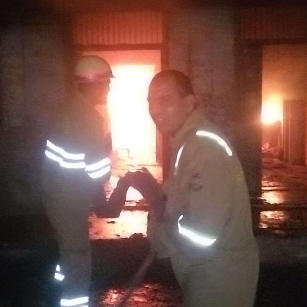 कानपुर में फर्नीचर कारखाने में आग:दमकल की दो गाड़ियां ने एक घंटे में बुझाई, आसपास की दुकानें बचाई गईं; कोई जनहानि नहीं