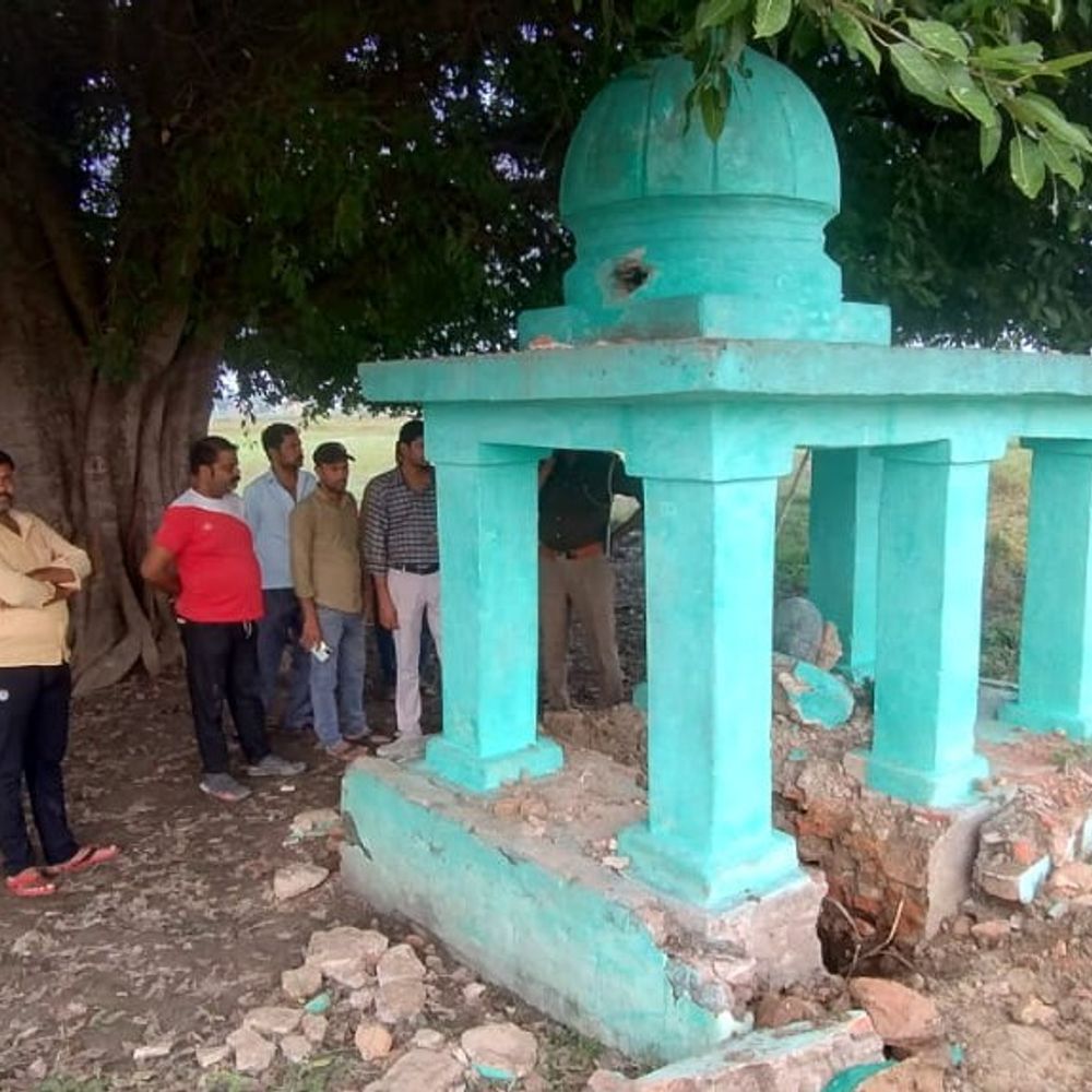 जालौन में प्राचीन शिव मंदिर में तोड़फोड़:शिवलिंग उखाड़ा, गुंबद तोड़ा; पुलिस ने जांच शुरू की