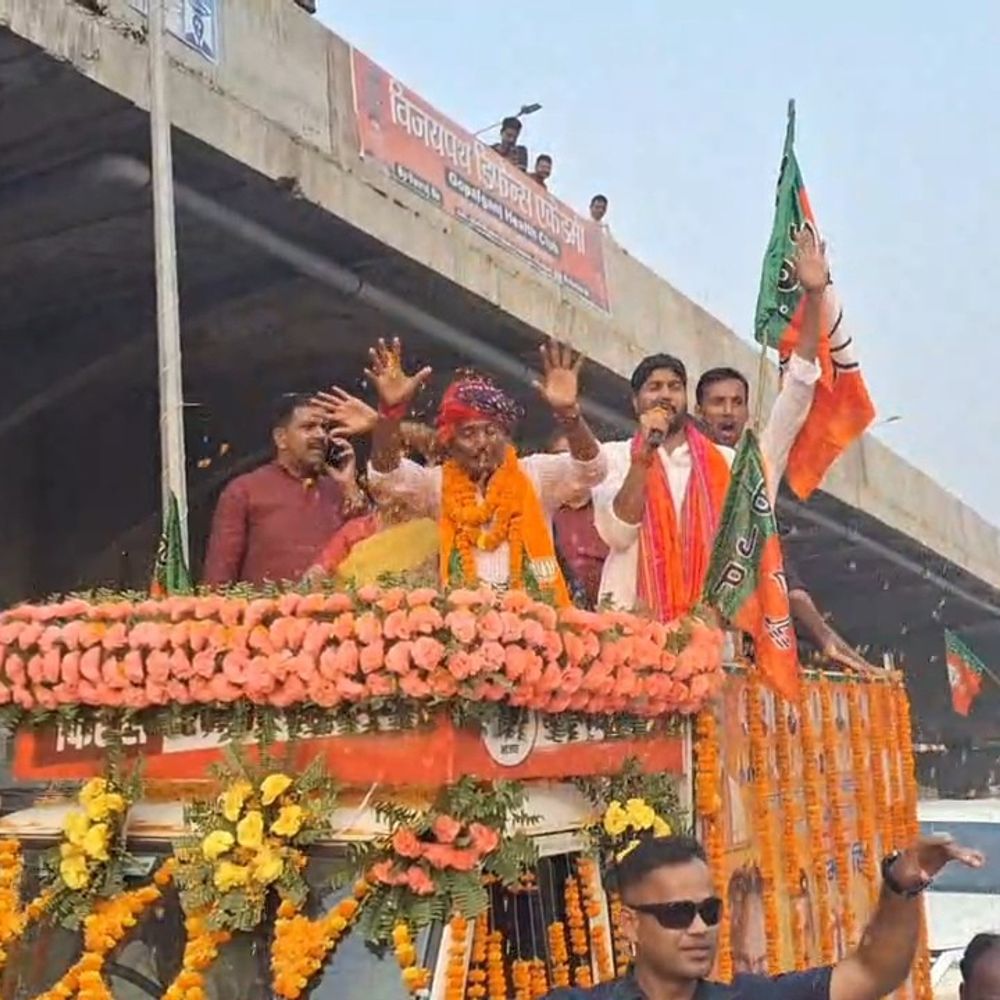 गोपालगंज में दिल्ली CM रेखा गुप्ता का रोड शो:बोली - मुख्यमंत्री नीतीश कुमार के नेतृत्व में बिहार में महिलाएं सशक्त हुई
