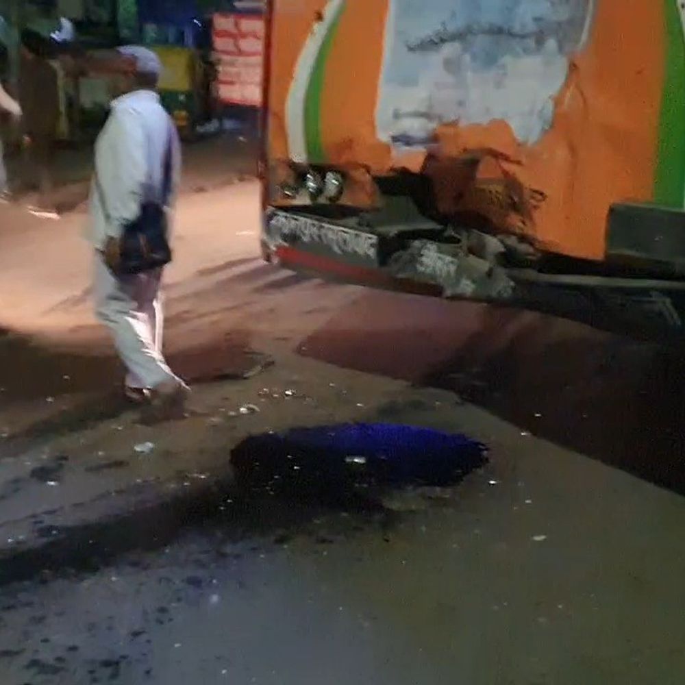 इटावा में रोडवेज बस को कंटेनर ने मारी टक्कर:पीछे से टकराया, सीटों पर गिरकर 6 यात्री घायल, एक सैफई रेफर