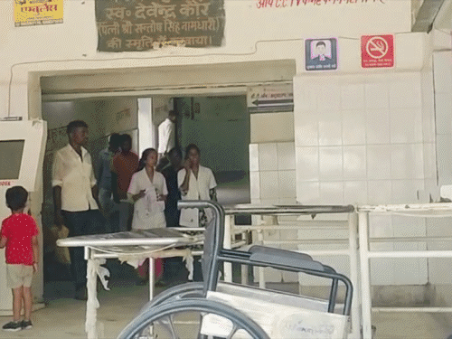 पलामू में सड़क हादसा; बीएड छात्रा की मौत:  पति और दो बच्चे हुए घायल, घर लौटते वक्त ट्रक ने मारी टक्कर, मची चीख-पुकार – Palamu News