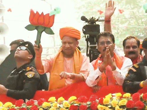 योगी का बुलेट से वेलकम किया, वो लड़की कौन?:महिला ने आरती उतारी; 260 बार जय श्रीराम के नारे लगाए; VIDEO में 10 किमी लंबा रोड शो