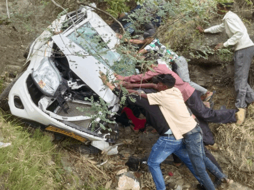 उत्तराखंड में कार खाई में गिरी, दो की मौत:एक की हालत गंभीर, ग्रामीणों ने चलाया रेस्क्यू ऑपरेशन; डीएम ने डॉक्टरों की टीम भेजी
