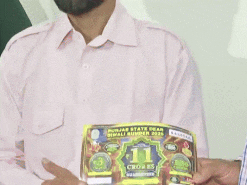 पंजाब में सब्जी वाले की निकली ₹11 करोड़ की लॉटरी:राजस्थान में रेहड़ी लगाता है; किराया उधार लेकर जीती हुई रकम लेने चंडीगढ़ पहुंचा