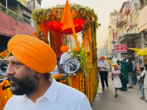 प्रयागराज में गुरु नानक देव की निकली कीर्तन यात्रा:पंच प्यारों की अगुवाई में निकली शोभायात्रा, सेवाकारों ने सड़कों पर फूल बिखेरकर स्वागत कियाा