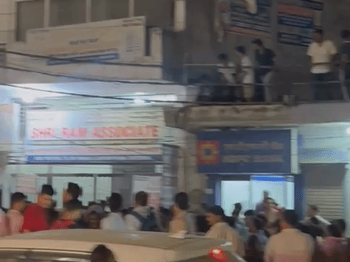 गाजियाबाद में शीशे की शॉप में बड़ा हादसा, कई दबे:चीख पुकार मचने पर आसपास के लोग शीशे हटाने में जुटे