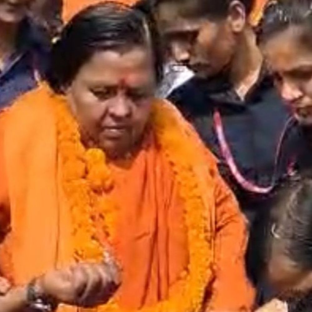 संगम में ड़ुबकी लगाने पहुंची पूर्व CM उमा भारती:गंगा स्वच्छता और श्रद्धा संकल्प अभियान, साधु-संतों के साथ श्रद्धालुओं की भीड़