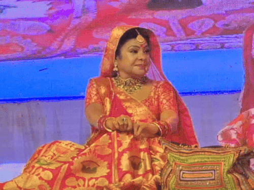 काशी गंगा महोत्सव; होली खेले मसाने में...से गूंजा मंच:पद्मश्री मालिनी अवस्थी से देर तक लोग करते रहे गानों की फरमाइश