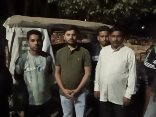 रेलवे रोड थाने के सामने भिड़े दो पक्ष, हंगामा:घर के सामने पेशाब करने को लेकर हुआ था विवाद, महिलाओं ने थाना घेरा