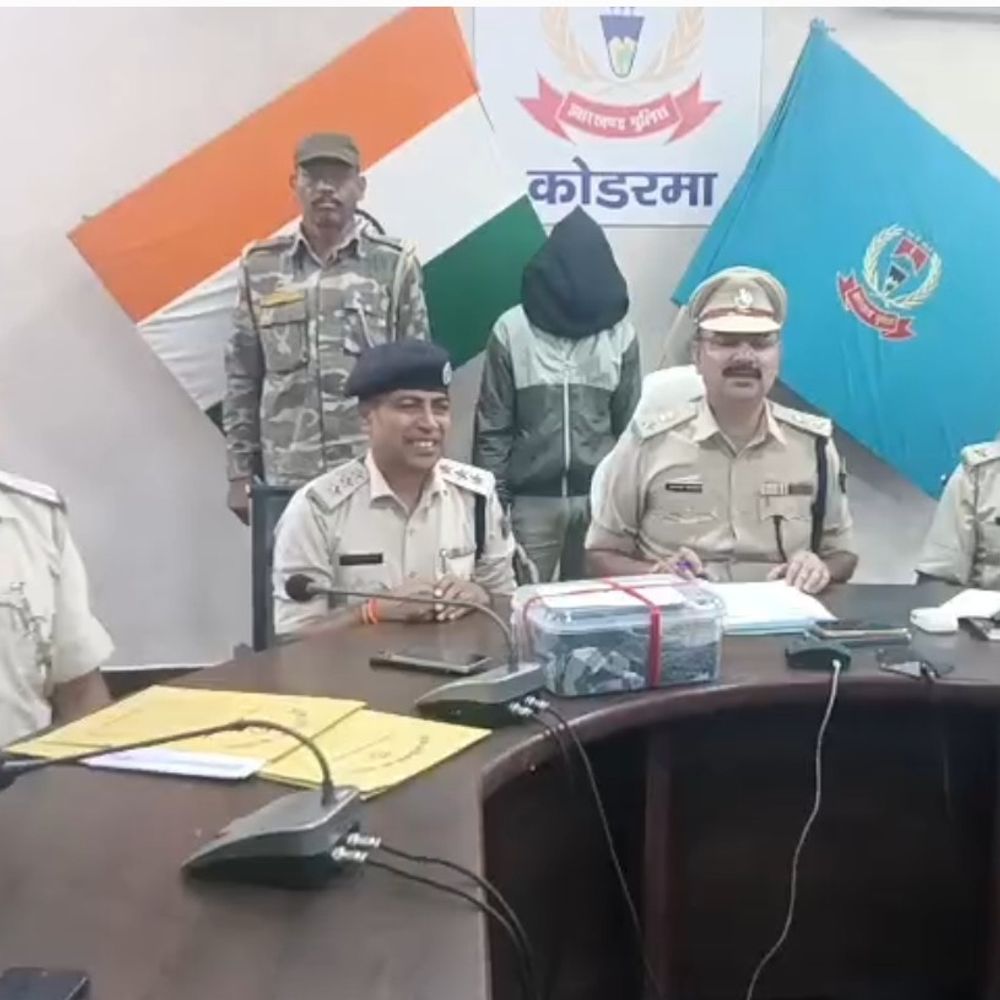 कोडरमा में बाइक शोरूम में चोरी का खुलासा:  एक अभियुक्त गिरफ्तार, चोरी में इस्तेमाल किया गया लोहे का कटर बरामद – koderma News