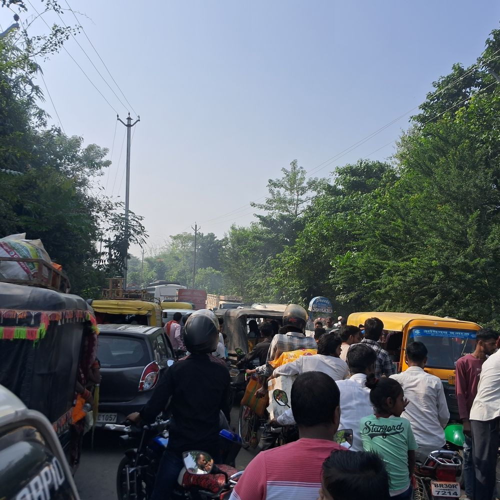 कार्तिक पूर्णिमा पर बैरगनिया में भीषण जाम:श्रद्धालुओं की भीड़ से यातायात व्यवस्था चरमराई