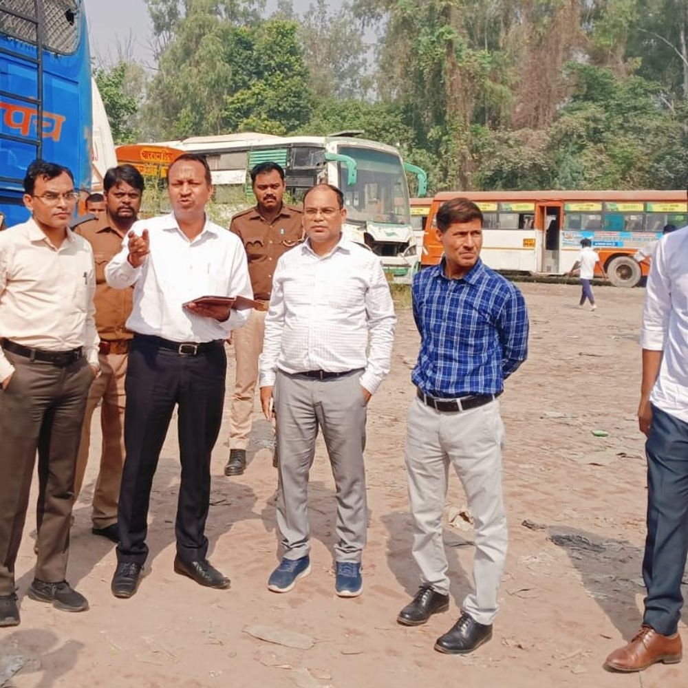 लखनऊ में आरटीओ ने बिना परमिट-ओवरलोड वाहन पकड़े:सात वाहनों पर ओवरहाइट और एचएसआरपी न होने पर चला चालान