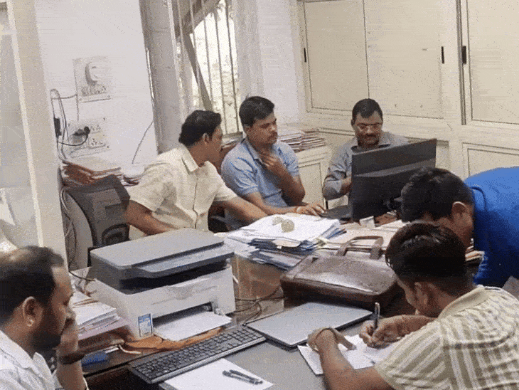 घूस लेने वाले पीडब्ल्यूडी सीनियर क्लर्क पर मेहरबानी:अधीक्षण यंत्री ने दूसरे क्लर्क के बजाय पुराने को कमी, अधिक काम का हवाला देकर बुलाया