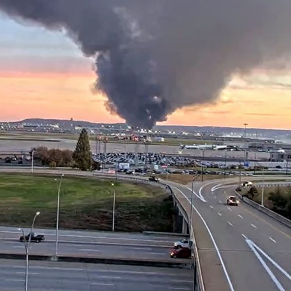 अमेरिका के केंटकी राज्य में कार्गो प्लेन क्रैश:हादसे में कई लोग घायल, 8 किमी के दायरे तक लोगों को घर में रहने का आदेश