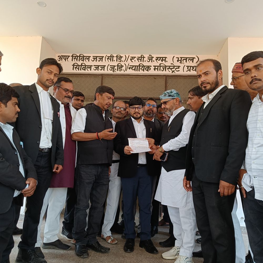 सीनियर एडवोकेट की मौत के बाद उग्र हुए वकील:लालगंज दीवानी में रैली-नारेबाजी, मुख्यआरोपी अब भी फरार, मुआवजे की मांग