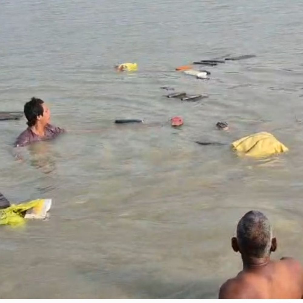 बरहज में सरयू नदी में बड़ा हादसा टला:कार्तिक पूर्णिमा स्नान के दौरान डोंगी पलटी, एक दर्जन श्रद्धालु सुरक्षित