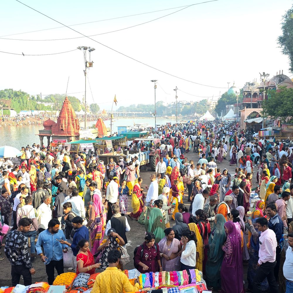 उज्जैन में कार्तिक पूर्णिमा का स्नान, भक्तों ने लगाई डुबकी:बड़ी संख्या में पहुंचे श्रद्धालु, शाम को होगा दीपदान