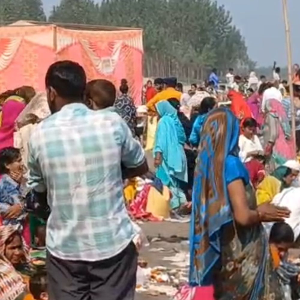 कार्तिक पूर्णिमा पर यमुना घाटों पर उमड़ी भीड़:सुरक्षा के लिए प्रशासन ने की पुख्ता व्यवस्था, फोर्स तैनात