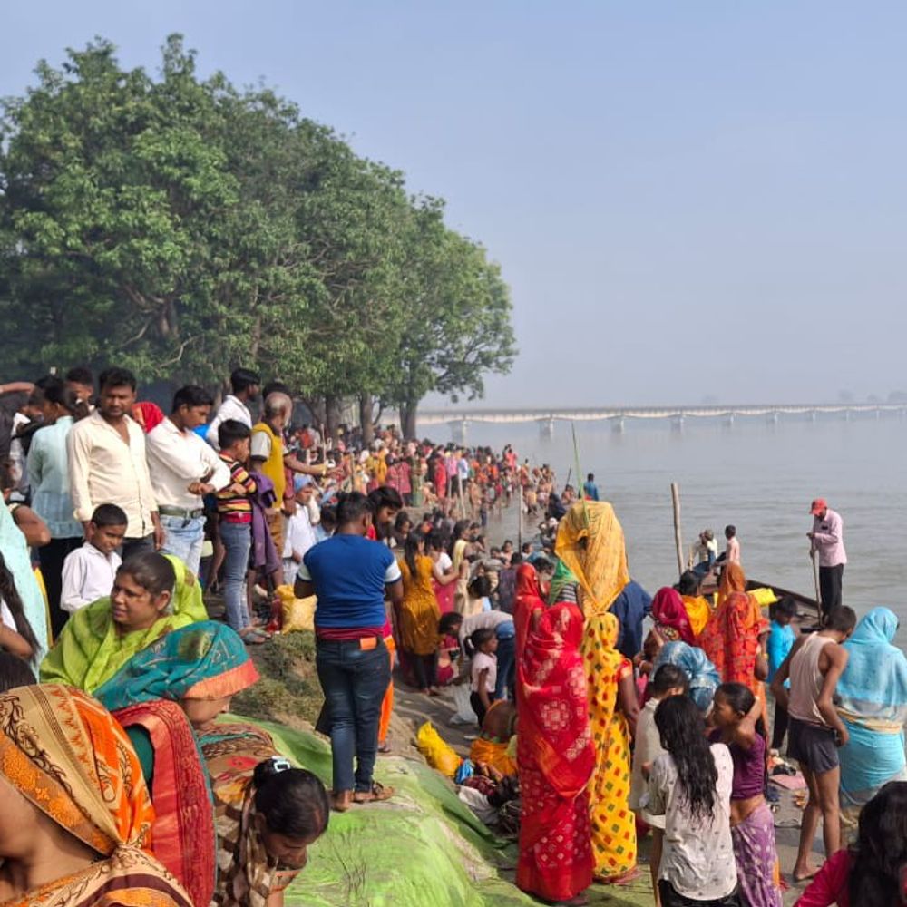 लखीमपुर खीरी में कार्तिक पूर्णिमा पर श्रद्धालुओं ने किया स्नान:शारदा, घाघरा और सरयू नदियों में लगाई आस्था की डुबकी