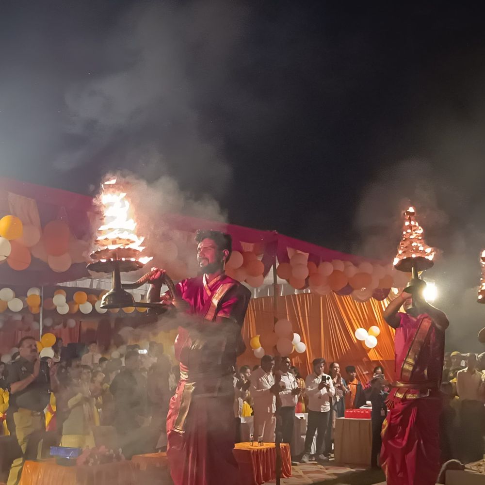 एटा के कालिंदरी घाट पर पुरोहितों ने की गंगा आरती:एसएसपी ने बताया संस्कृति की वाहक, हजारों लोग हुए शामिल